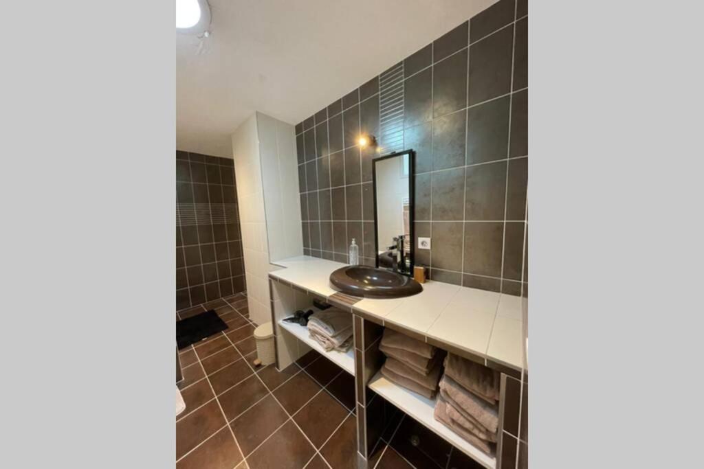 Superbe Appartement Avec 2 Chambres - 9 Personnes - Parking Prive Tournon-sur-Rhone Eksteriør bilde